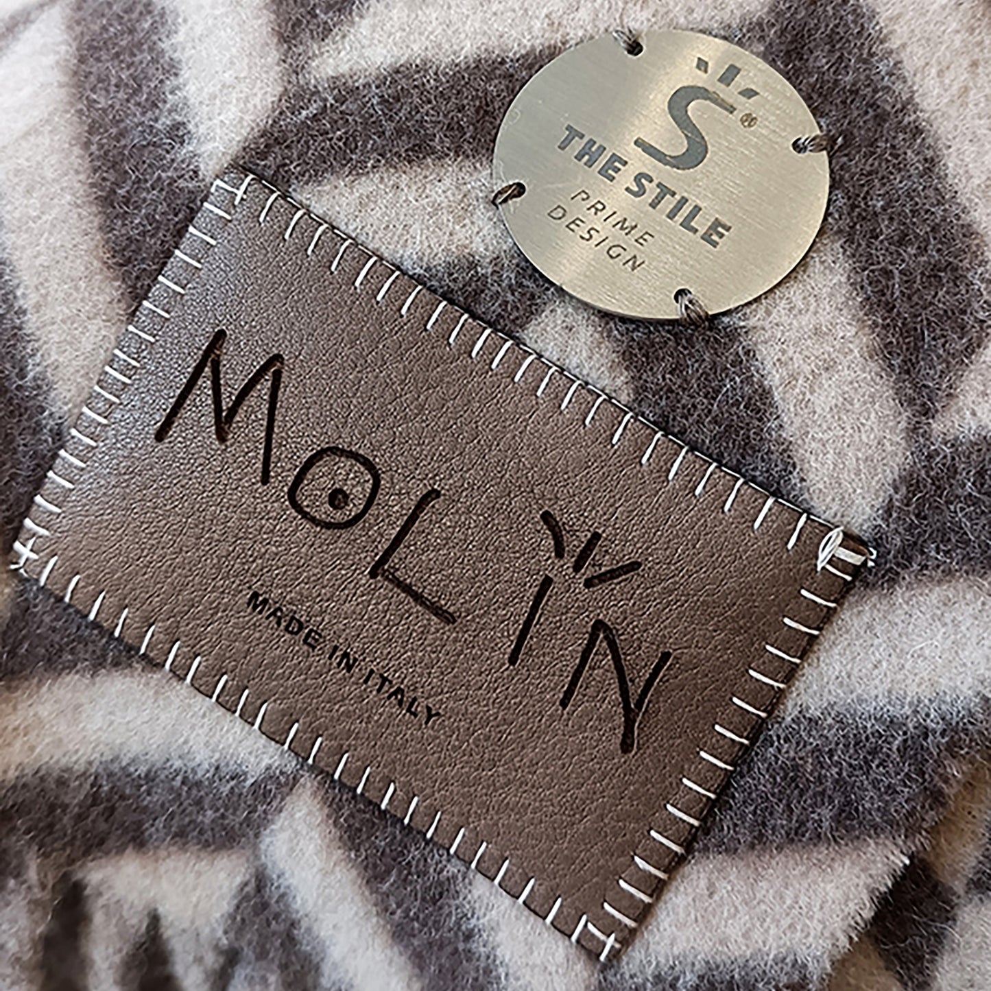 Molin Cloud Stole 04 "Plug"